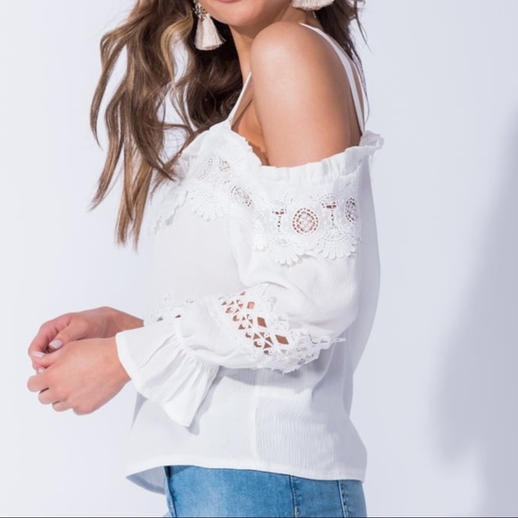 🎉HP🎉 Lace Trim Cold Shoulder Top - Picture 4 of 5